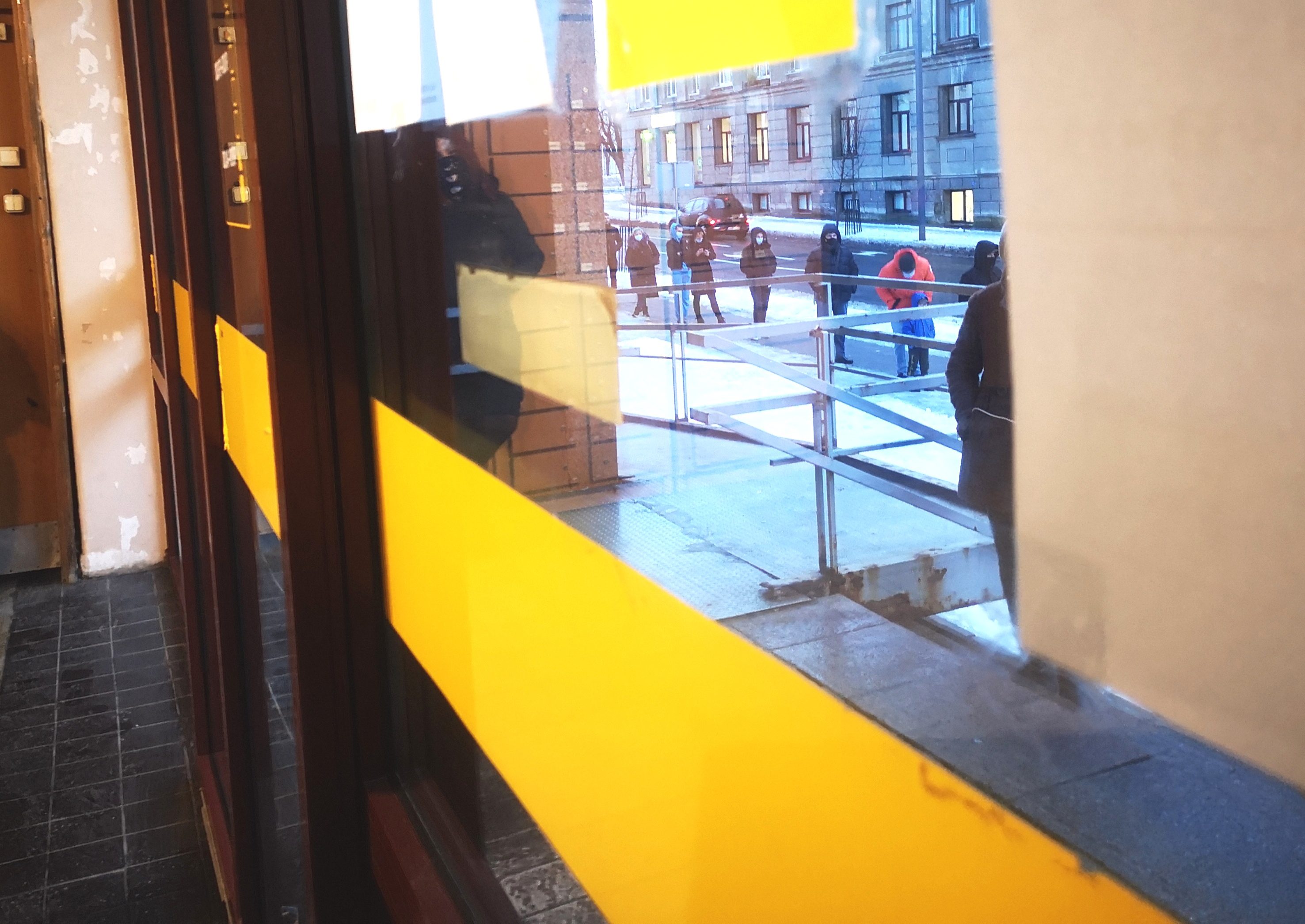 Šiauliuose prie pašto skyrių tįsta eilės
