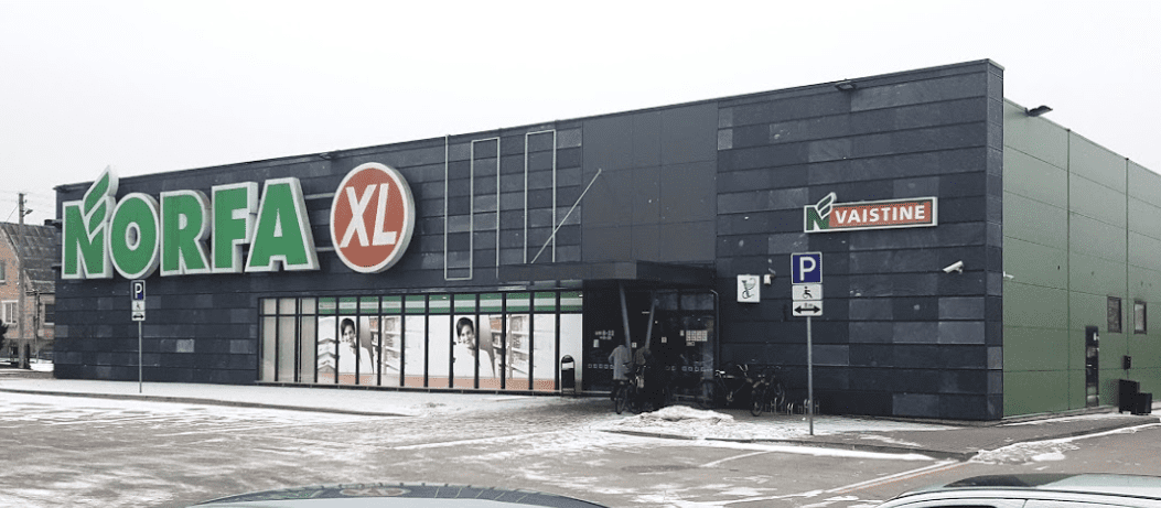 Norfos parduotuvėje be kelnių lakstantis neblaivus chuliganas.