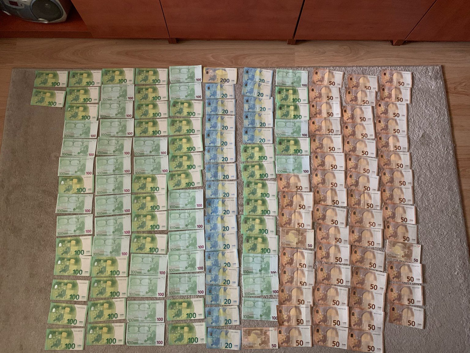 STT agentų kratų metu paimti pinigai iš įvairių sveikatos įstaigų.