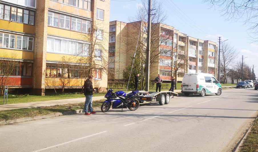Motociklininkas pakliuvo į avariją Vaižganto gatvėje
