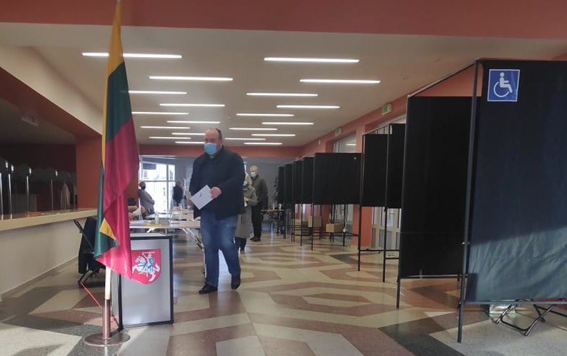 Antrąją išankstinio balsavimo dieną į apylinkę plūdo rinkėjai: tarp pirmųjų Savivaldybės įmonių vadovai, administracijoje dirbantys specialistai ir politikai