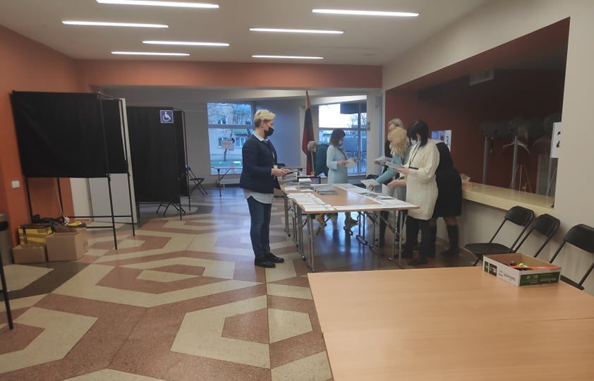 Apygardinė rinkimų komisija dirba išsijuosusi: skaičiuojami rinkėjų balsai
