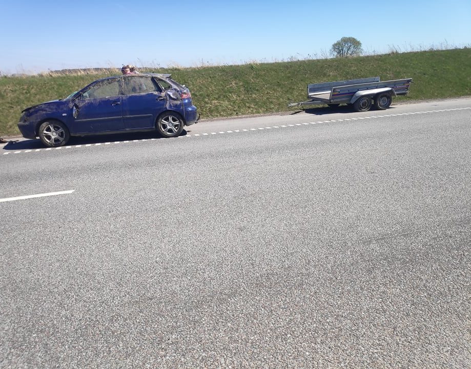 Kelionę į sodybą apkartino vėjas - po stipraus gūsio automobilis su priekaba apvirto į griovį.