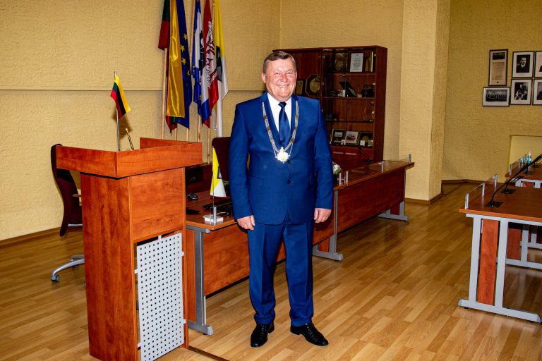V.Simelis pažeidė įstatymą, bet iš mero kėdės nebus išmestas