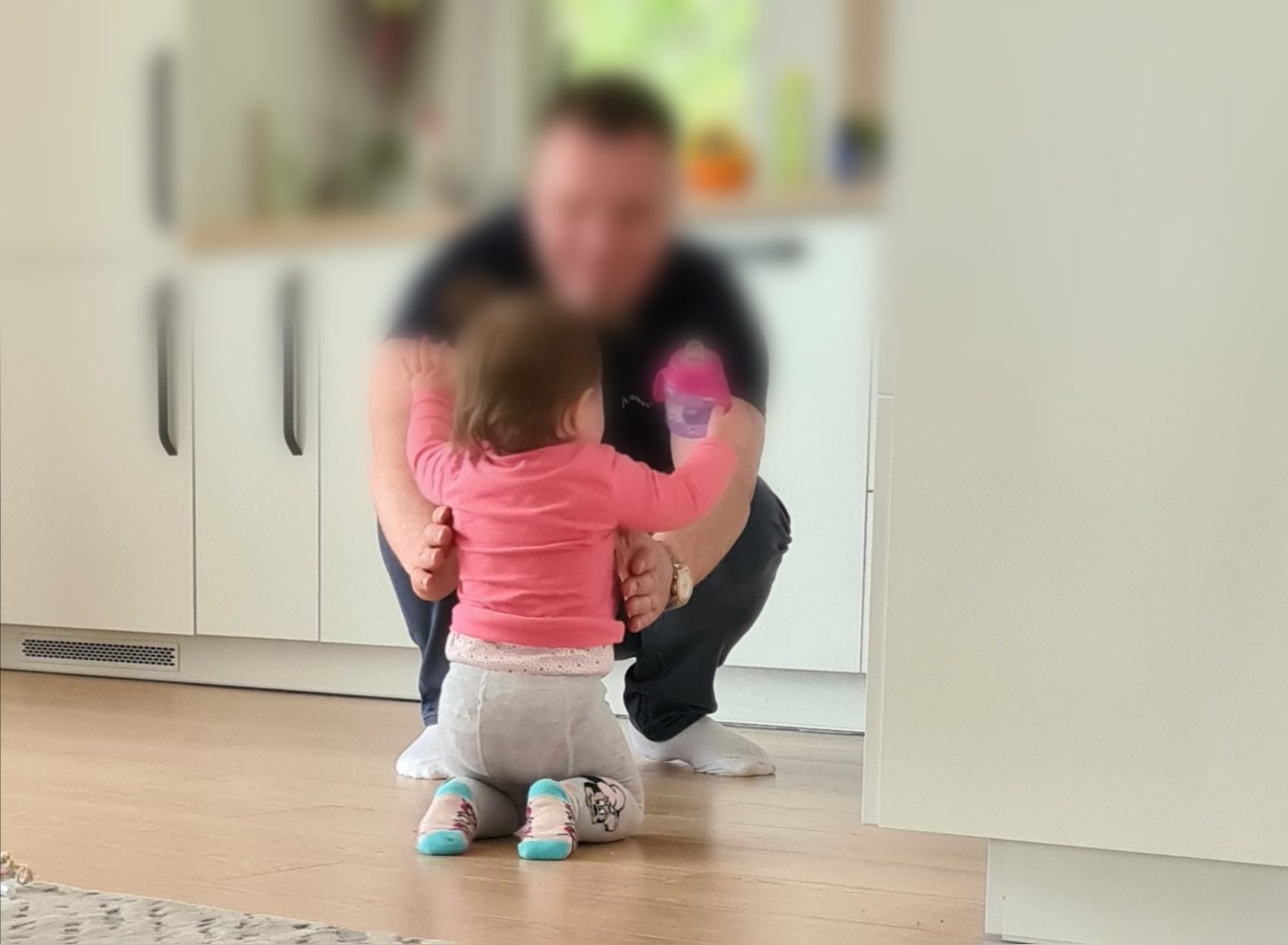 Sužalotos mažametės tėvas šaukiasi pagalbos