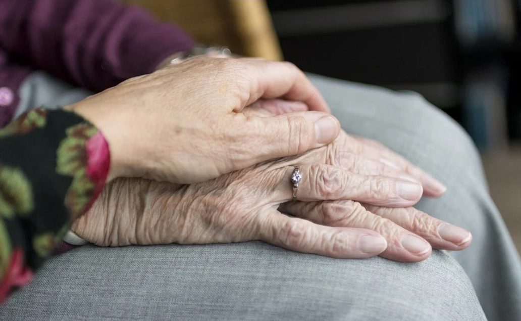 100 eurų senjorams – ne pinigai? Ši suma skiepytis neskatina