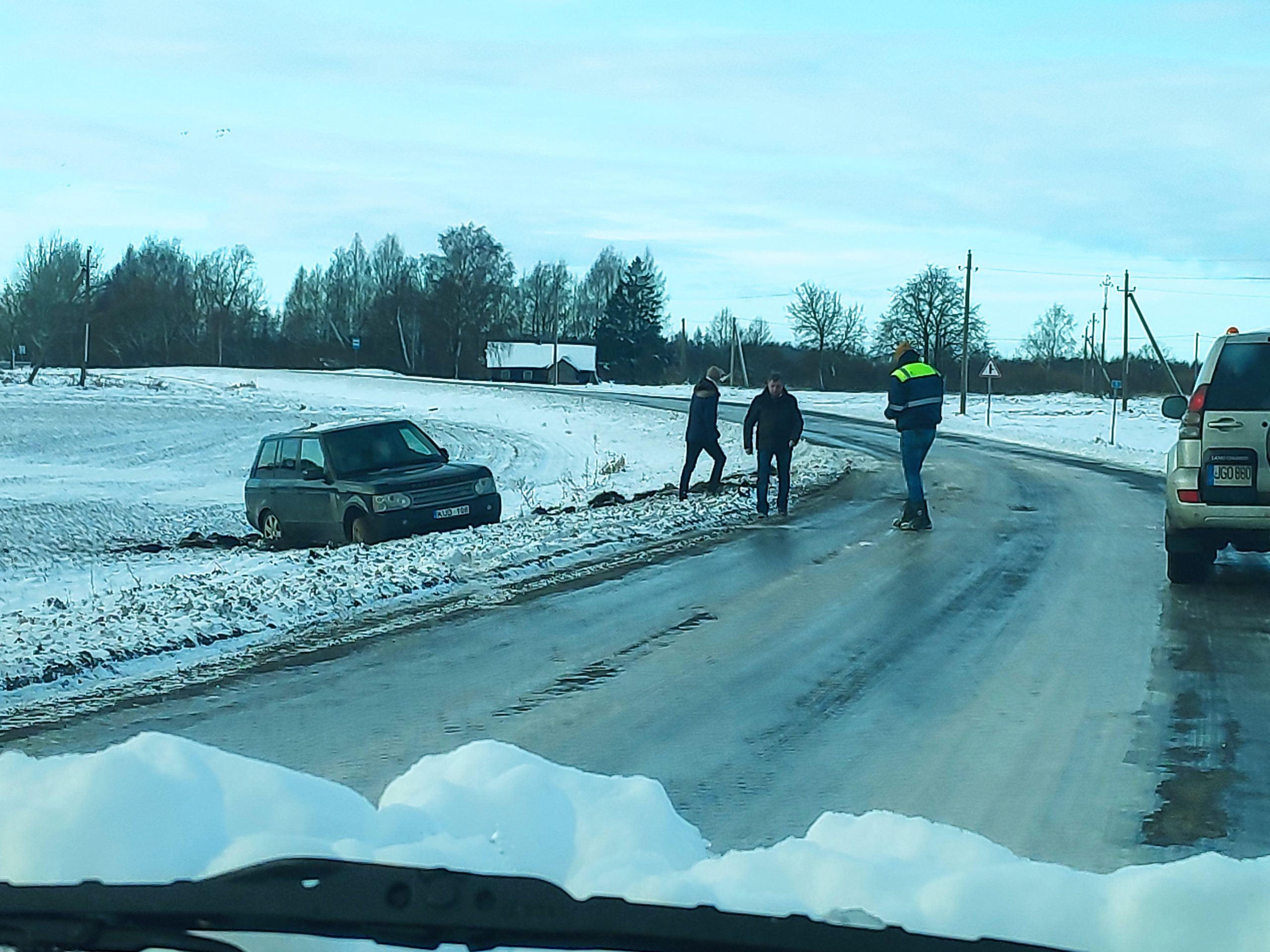 Avarijų gausa, keliai primena čiuožyklą: vairuotojai kaltina ne tik kelininkus, bet ir keiksnoja valdžią