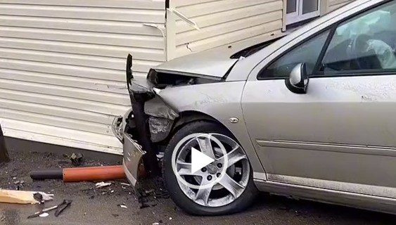 Nuo narkotikų apsvaigęs vyras rėžėsi į namą netoli mokyklos