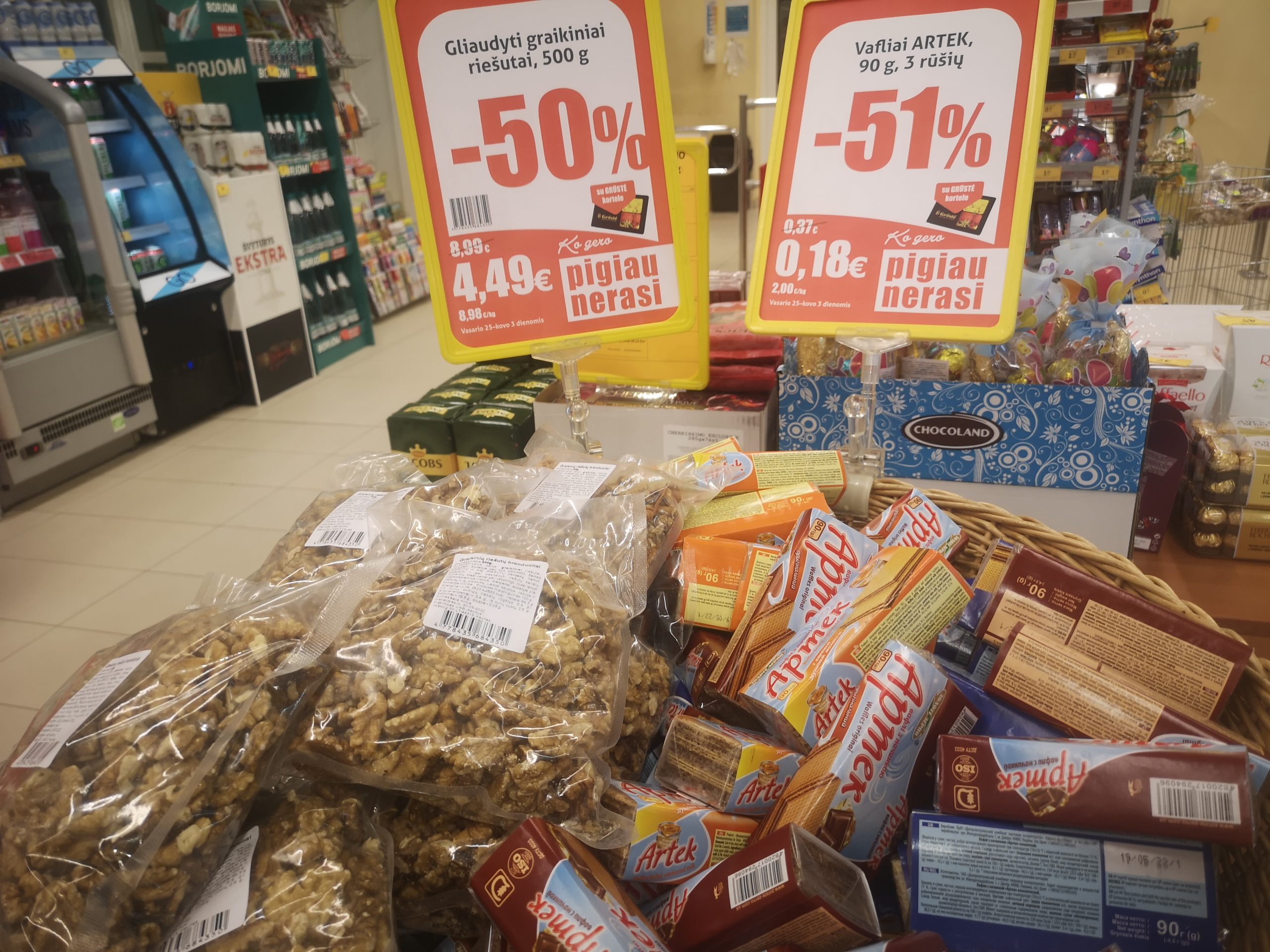 Iš rinkos išimami rusų gamybos maisto produktai, nebebus galima įsigyti net rusiškos degtinės