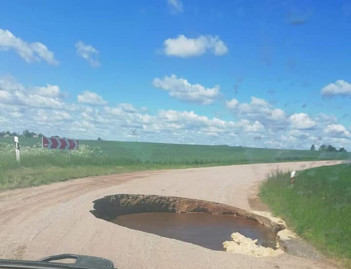 Radviliškio rajono kelyje atsivėrė smegduobė