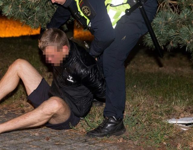 Plėšikai Radviliškio centre užpuolė žmogų – banditams gresia kalėjimas iki 6 metų