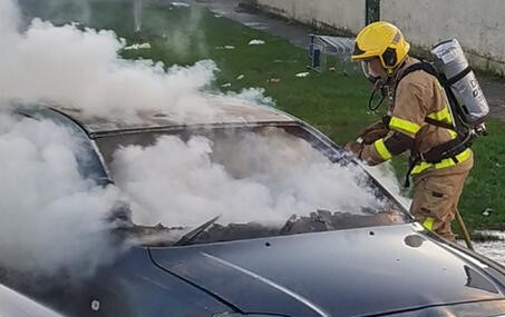 Šiaulėnuose degė automobilis “VW PASSAT”