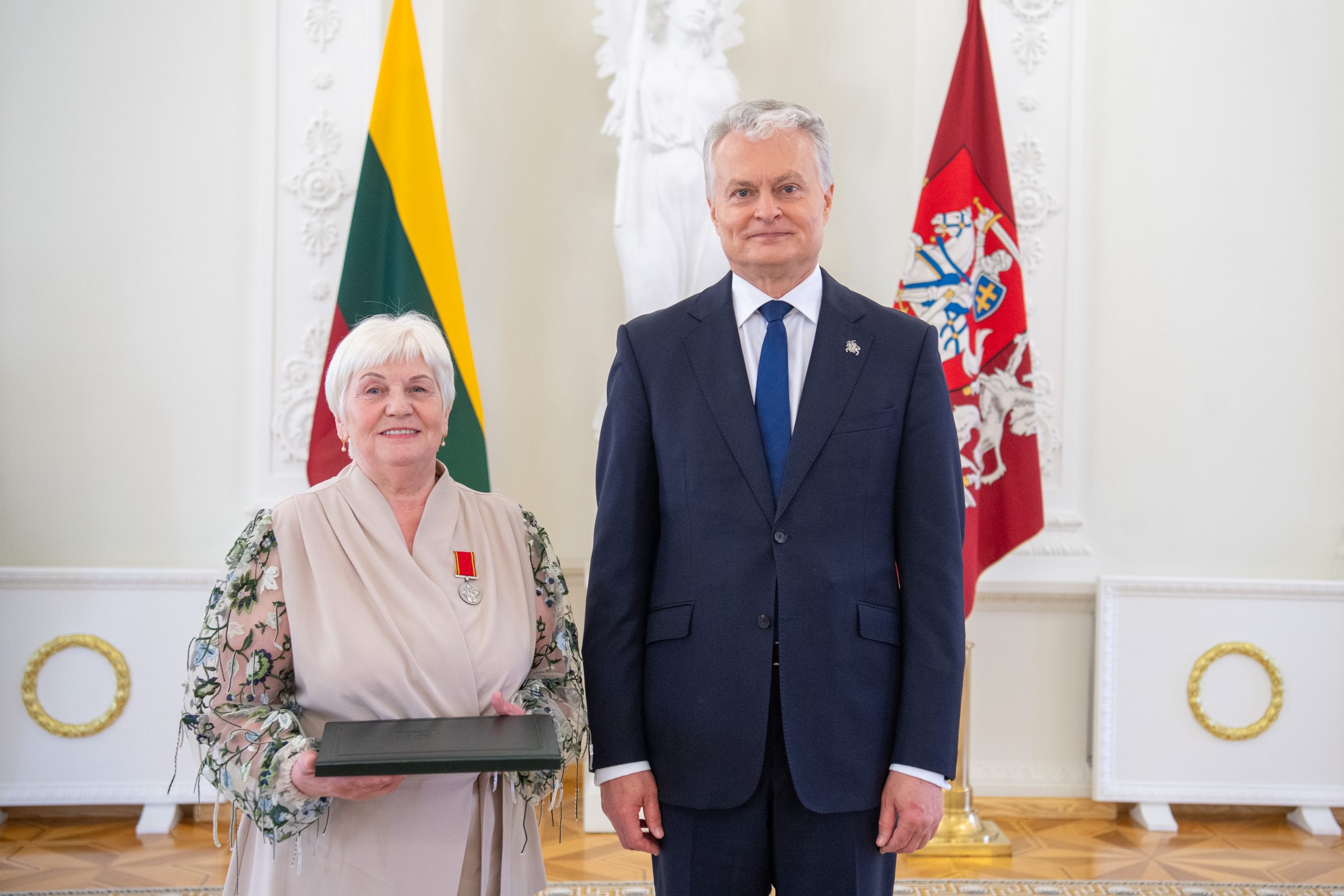 Radviliškio rajono gyventoją I.Mockevičienę apdovanojo LR Prezidentas