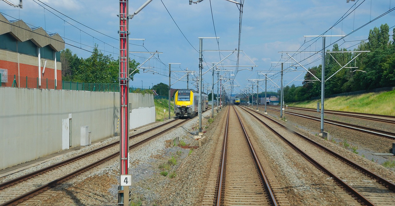 train-5960157_1280