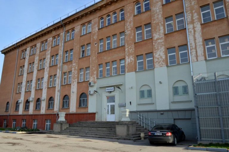 Girtas vairuotojas Šiauliuose taranavo prekybos centro fasadą