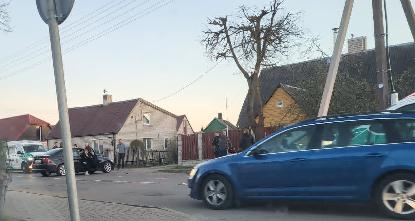 Radviliškio mieste BMW partrenkė motociklą