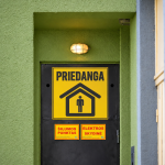 Žalia priedangos durų niša su ženklais